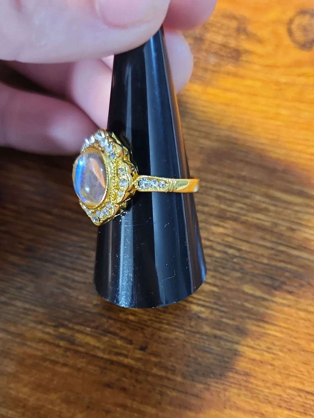 New Imitation Celebrity Style Gold OpalOval Diamond Ring Simple Fashion Luminous